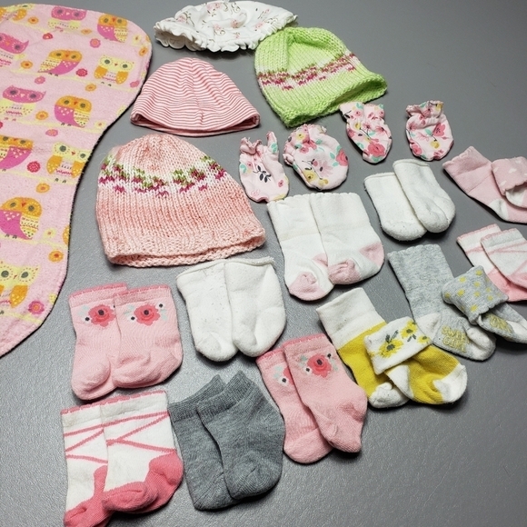 baby girls mixed bundle of 18 socks, hats, mittens - Picture 7 of 8